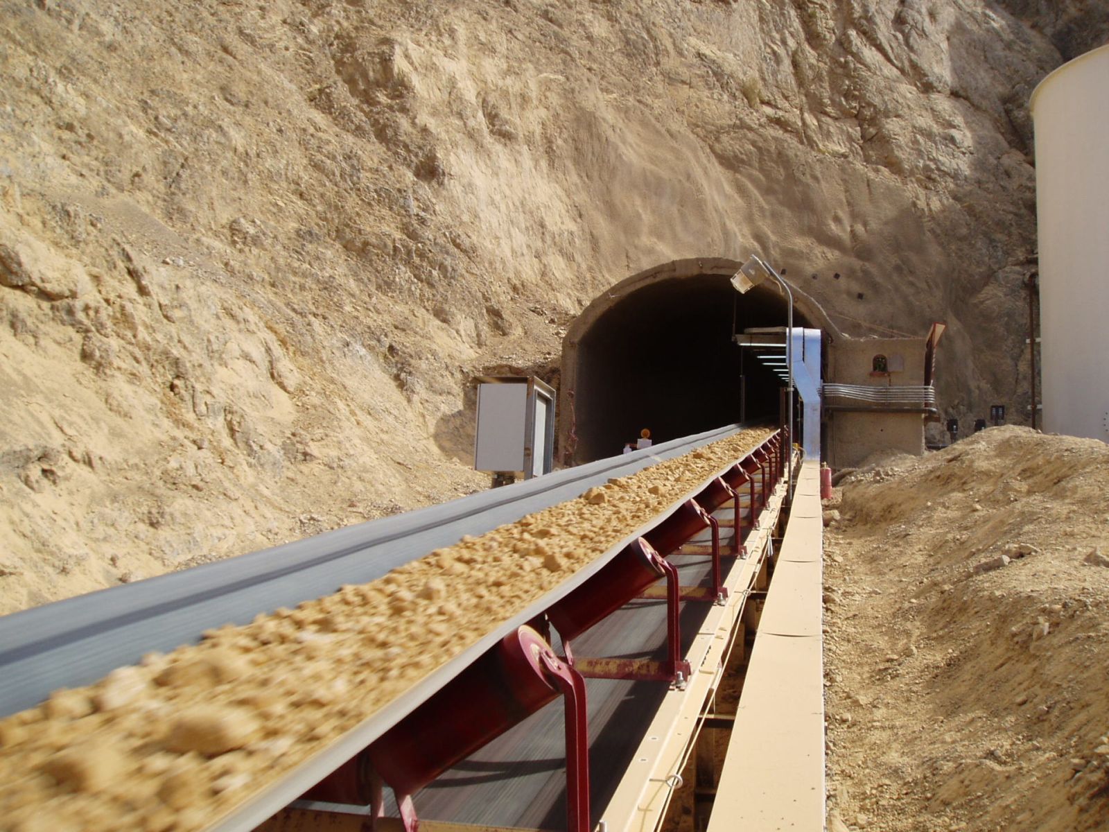 Bảo dưỡng và bảo trì băng tải kháng bắt lửa