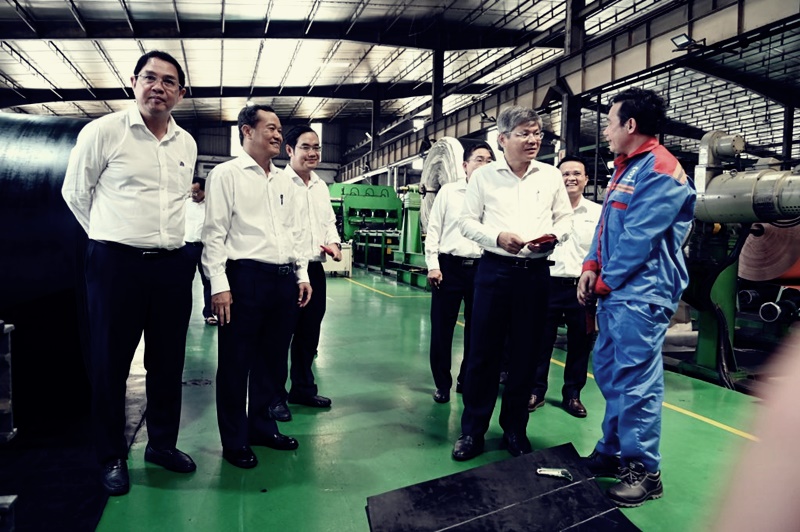 Đoàn công tác VRG thăm hỏi, động viên công nhân Công ty CP Cao su Bến Thành tại xưởng sản xuất