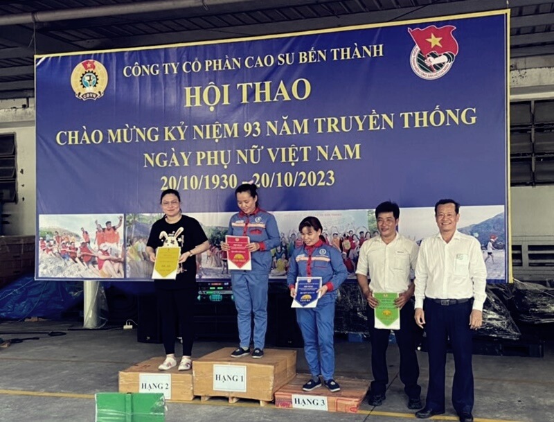 Trao giải sau khi tham gia hội thao